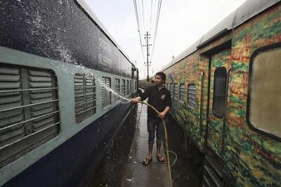 Railways to build toilets on all New Delhi station platforms to boost Modi's Swachh Bharat Abhiyaan