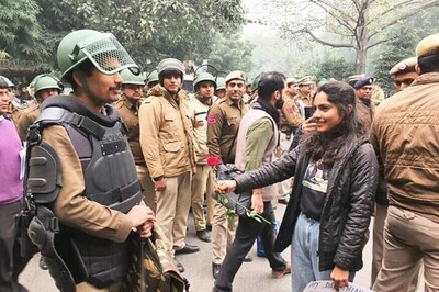Anti-CAA Protesters Resort to 'Gandhigiri' in Jantar Mantar, Offer Roses to Police