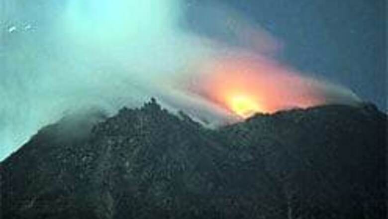 Indonesia volcano back on alert level