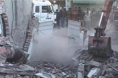 Pak factory collapses in gas blast, 5 dead