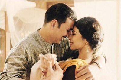 Gold Song Naino Ne Baandhi: Akshay Kumar & Mouni Roy are Inseparable in a Still from This Romantic Track