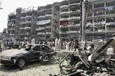 Twin car bomb attacks kill 16 in Pakistan