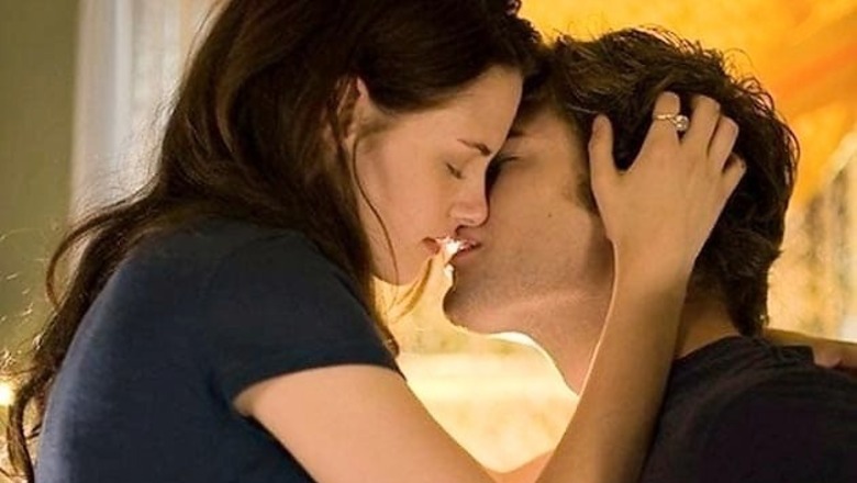 Kristen Stewart plays with toys given by Pattinson