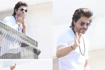 Shah Rukh Khan Sends Flying Kisses, Greets Fans With Folded Hands On Eid 2023; Watch