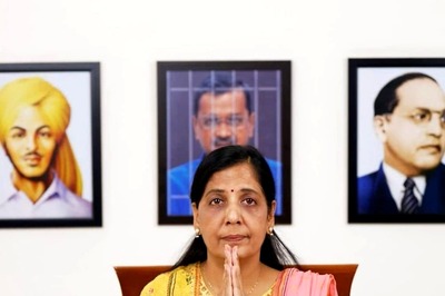 Wall Behind Kejriwal's Wife in New Video Grabs Eyeballs, 'Delhi CM in Jail' Photo Put Up With Bhagat Singh & Babasaheb