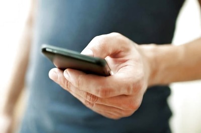 Here's Why Texting While Walking More Dangerous Than Calling Or Listening to Music