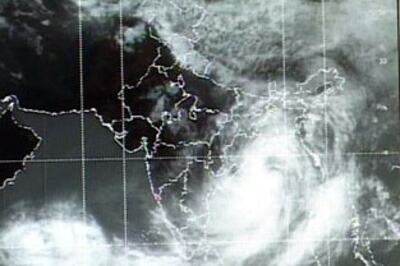 Three killed as cyclone hits West Bengal