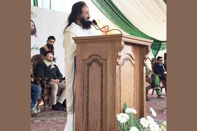 Pro-freedom Slogans Raised at Ravi Shankar's Event in Srinagar, People Leave Midway