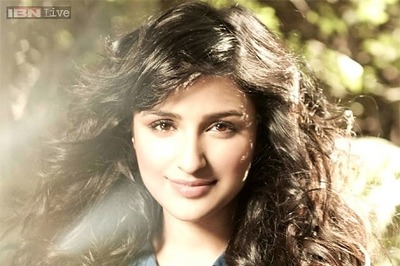 Parineeti Chopra shares her 'privileged' moment with Varun Dhawan on Twitter