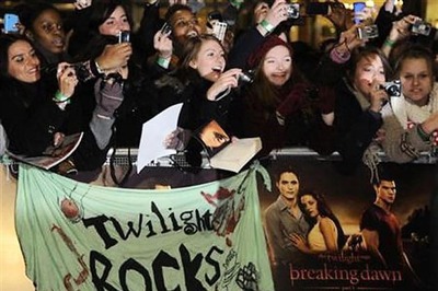 'Twilight' fans camp out days ahead of 'Breaking Dawn-2'