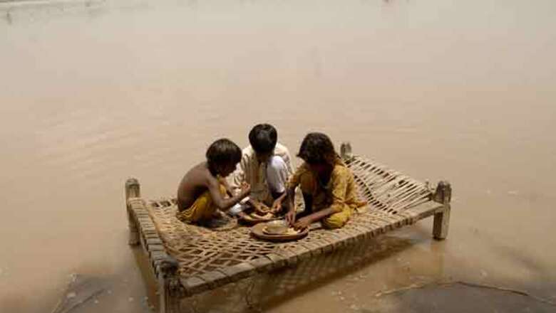 1,100 dead in massive Pakistan floods