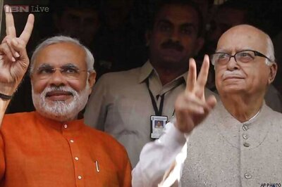 Modi wishes LK Advani on his birthday, calls him epitome of selfless service