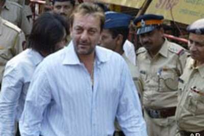 Unruly scene before Dutt's surrender