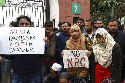 Hundreds of Students Continue to Throng Streets as Anti-CAA Protests in Jamia Millia Islamia Enter Day 8