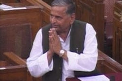 Mulayam slams PM, calls him 'weak'