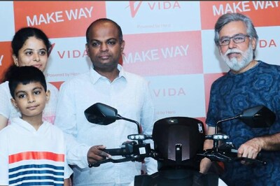 Hero Vida V1 Electric Scooter Deliveries Start, First Unit Handed Over in Bengaluru