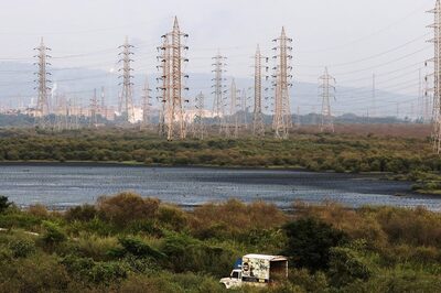 Mumbai Outage: Passengers Walked on Tracks as Local Trains Affected, Power Restored After an Hour