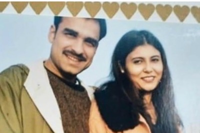 Pankaj Tripathi Embraces Wife Mridula, Exchanges Garlands in Unseen Pics Shared on Wedding Anniversary