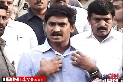 In Jagan's absence, mother, sister shine in campaign