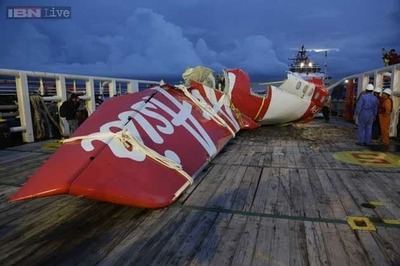 Divers retrieve first black box from crashed AirAsia jet QZ 8501
