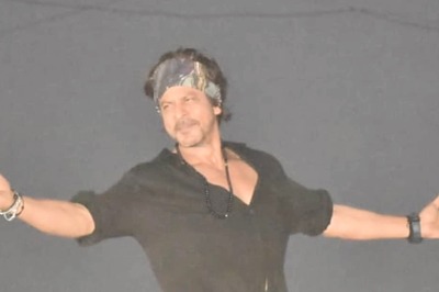 Shah Rukh Khan Waves At Sea of Fans Outside Mannat As He Celebrates Pathaan Success; Pics