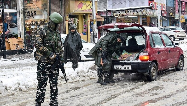 Snowfall in Kashmir for Second Day Throws Life Out of Gear, Flight Operations Hit