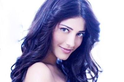 Shruti Haasan celebrates birthday on Yevadu's sets