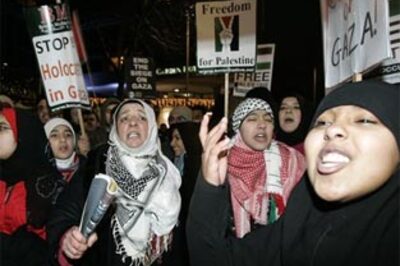 Israeli offensive against Hamas goes online