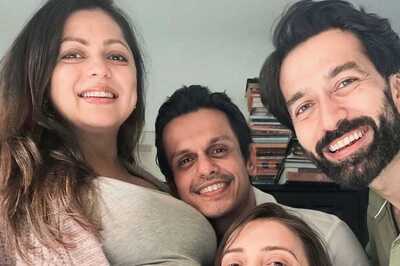 Nakuul Mehta, Jankee Parekh Recreate Their Pregnancy Pic With Parents-To-Be Drashti Dhami, Neeraj Khemka