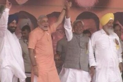 Nitish shows support, rallies with NDA