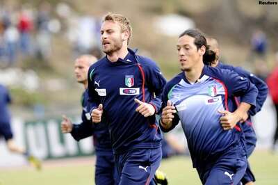 Camoranesi limps off during Italy's training