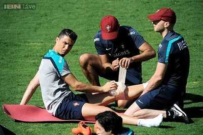 World Cup 2014: Cristiano Ronaldo limps out of training with knee injury