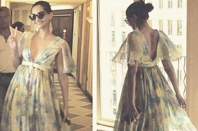 Cannes 2015: Sonam Kapoor flashes a victory sign before making her red carpet appearance