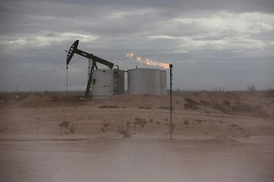 Oil Drops On Higher Inventories, Weak U.S. Stock Markets