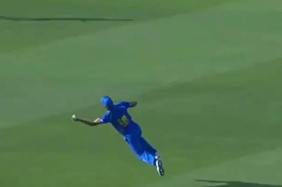 MI Emirates' Trent Boult Takes a One-handed Blinder in ILT20 - WATCH