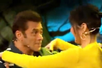 Bigg Boss 16: Katrina Kaif Cutely Pushes Salman Khan Away; Siddhant, Ishaan Imitate Andaz Apna Apna Dialogue