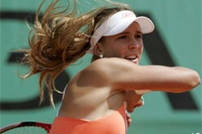 Federer advances at French Open