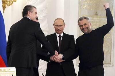 Defiant Putin signs treaty making Crimea part of Russia