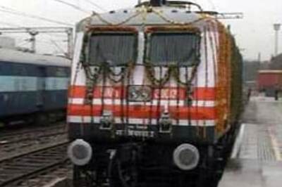 Train derails near Mumbai, 40 hurt