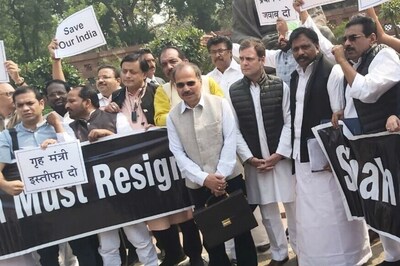 Rahul Gandhi Leads Congress MPs in Protest Over Delhi riots, Demands Amit Shah's Resignation