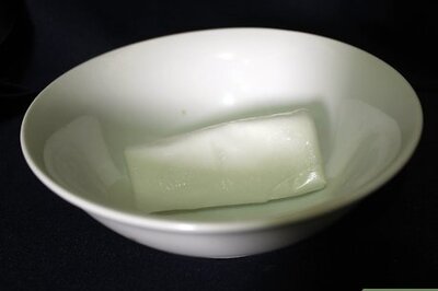 How to Use a Compressed Paper Mask for a DIY Facial