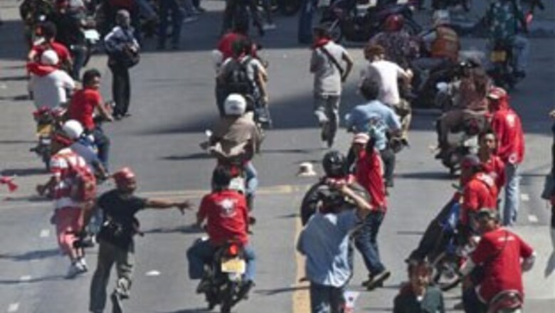 Thai army clashes with anti-government protesters