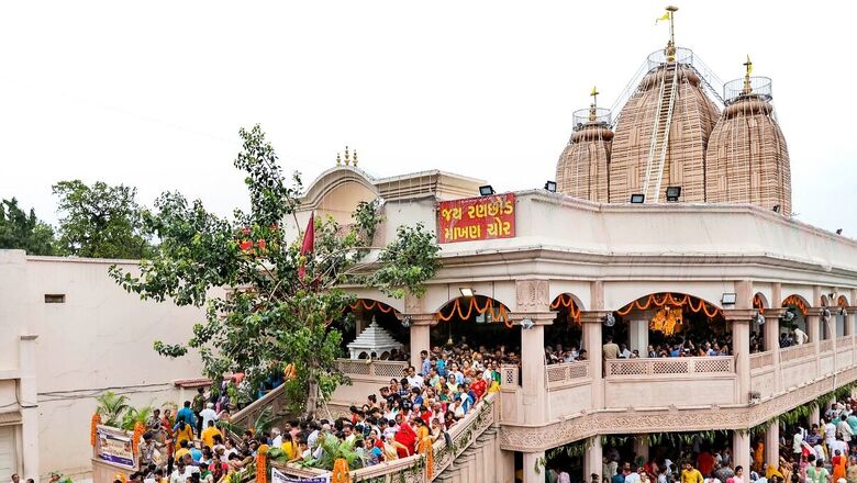 Part of Building Collapses on Devotees Attending Jagannath Rath Yatra in Gujarat; 1 Dead | Video