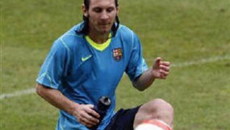 Messi snubs Manchester United's Ronaldo