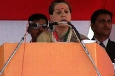 Sonia slams Gujarat govt for anarchy