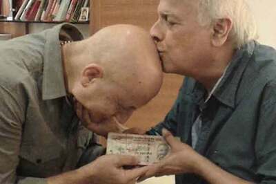 Anupam Kher gives 'gurudakshina' to Mahesh Bhatt