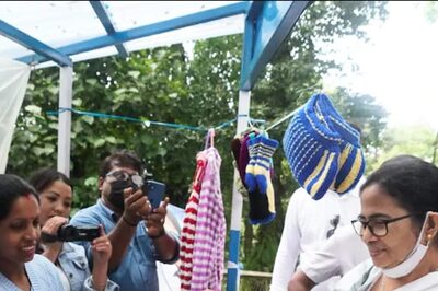 'Phuchka' Treat from TMC Boss as Mamata Prepares, Serves Pani Puris in Darjeeling