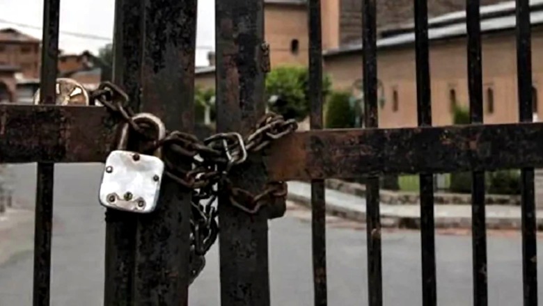 Congregational Friday Prayers Offered in Srinagar's Jamia Masjid After Four Months